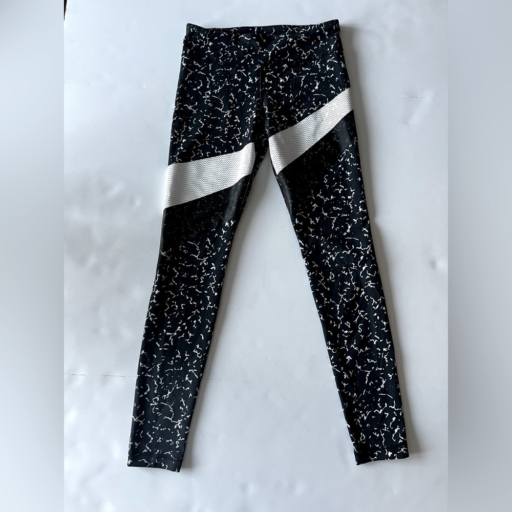 Under Armour leggings size small.